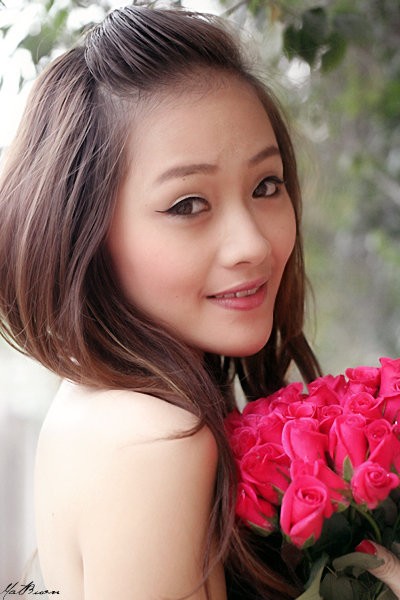 Thanh Huyền, cô vợ 9x “xì tin” của tuyển thủ Phạm Thành Lương.